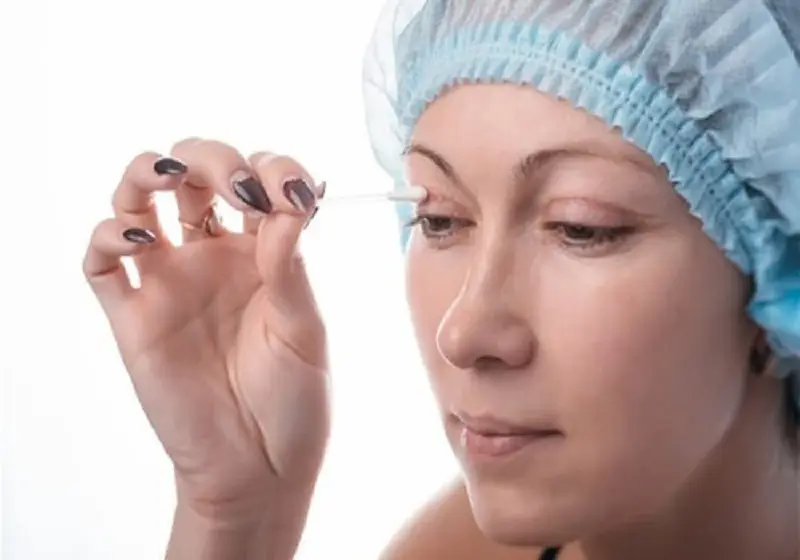 Tuân thủ theo hướng dẫn vệ sinh mí mắt của bác sĩ