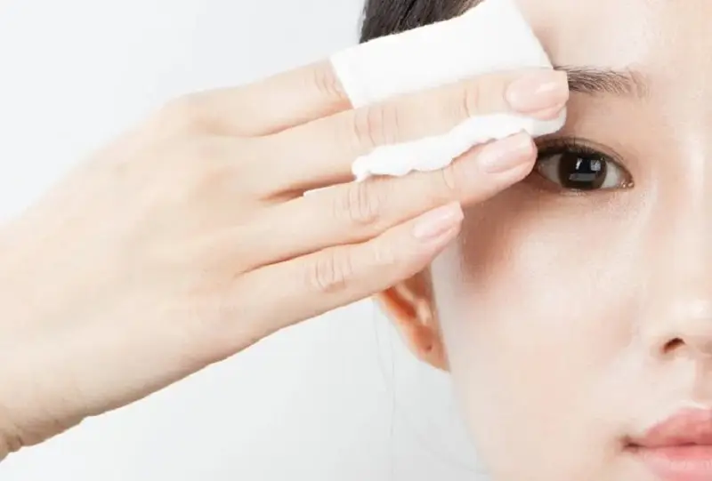 Vệ sinh mí mắt sạch sẽ sau khi nhấn mí