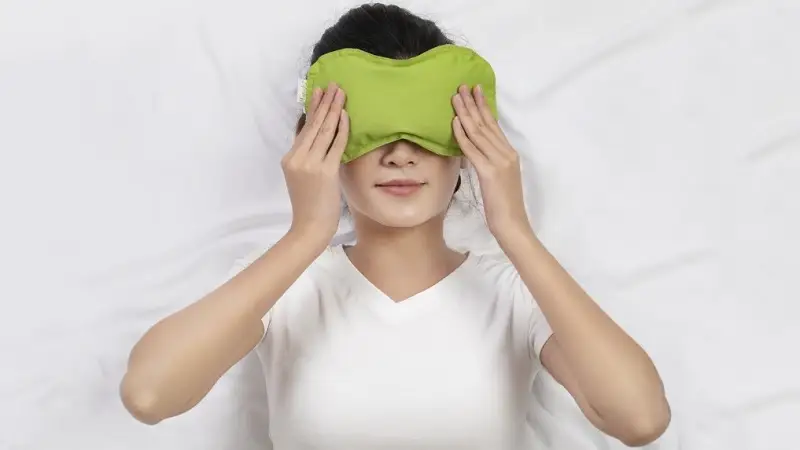 Chườm mát giảm quầng thâm mắt