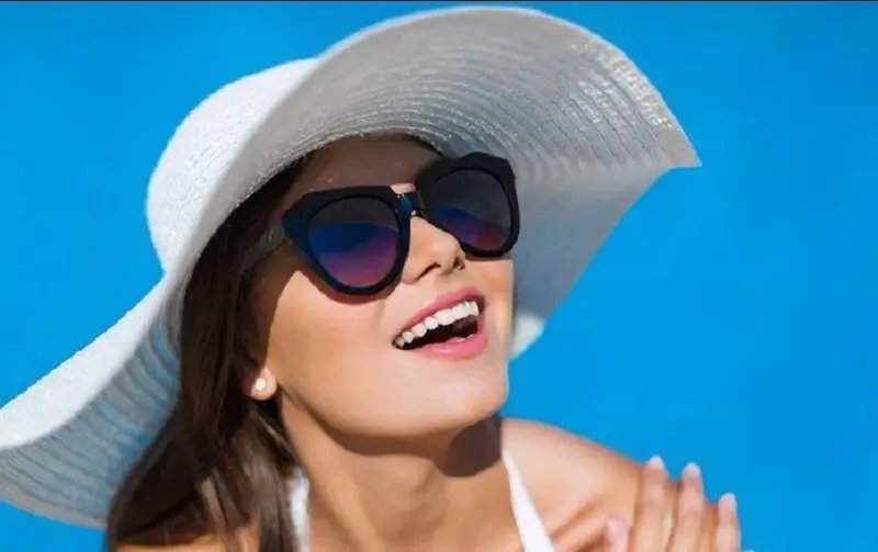 Nên đeo kính khi ra ngoài để bảo vệ mắt sau nhấn mí