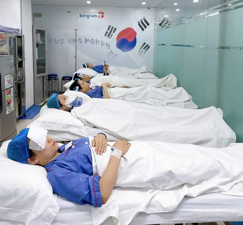 Sau khi nhấn mí khách hàng được theo dõi hậu phẫu