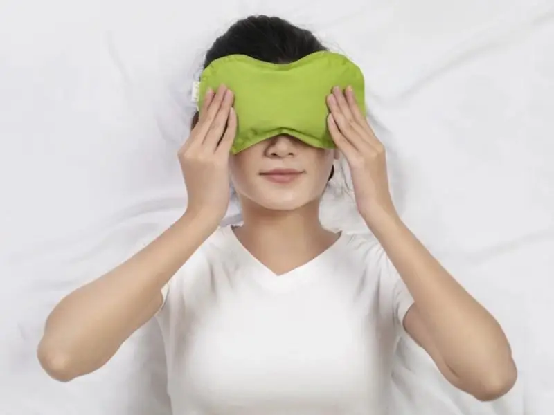 Chườm ấm xung quanh mí mắt giúp giảm thiểu bầm tím