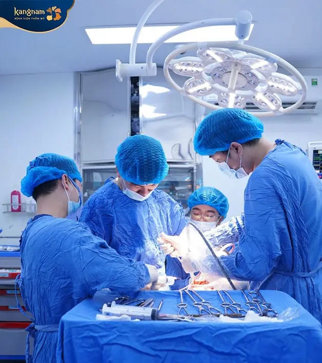 Mô xơ cứng quanh đầu mũi được bóc tách cẩn thận trong quá trình phẫu thuật.