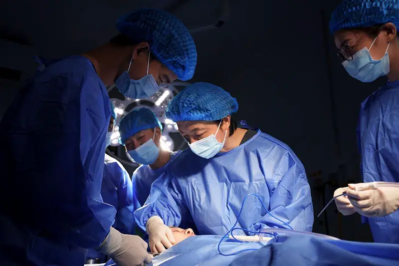 Quy trình được tiến hành trong phòng mổ vô khuẩn