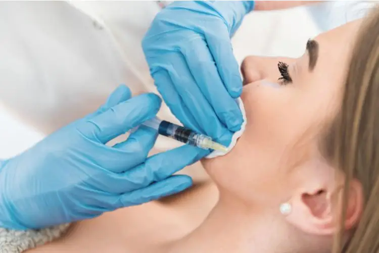 Sau khi tiêm filler má nên tránh massage, xông hơi...