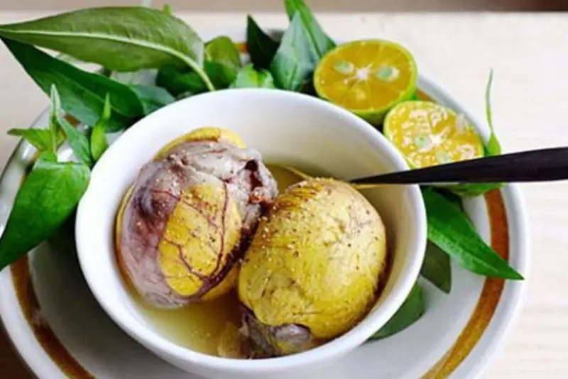 Nên đợi mũi lành hẳn rồi mới ăn lại trứng vịt lộn để đảm bảo tính thẩm mỹ.