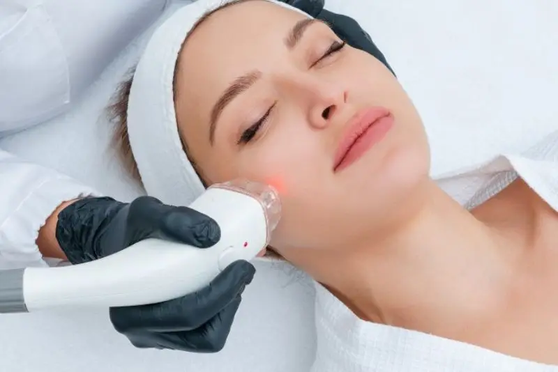 Triệt lông mặt đúng kỹ thuật và chọn phương pháp phù hợp với loại da thì nhìn chung là an toàn