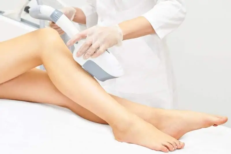 Tia laser có bước sóng cụ thể tác động vào nang lông, không làm tổn thương DNA