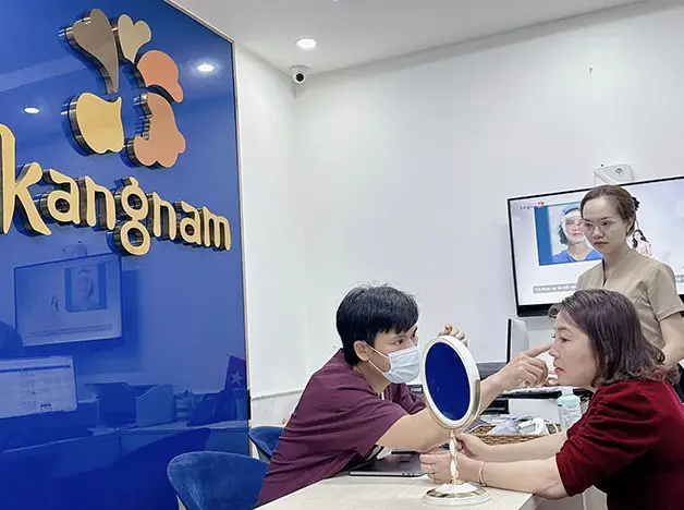 Bác sĩ chuyên khoa đang thăm khám tình trạng mũi để tư vấn phương pháp chỉnh sửa phù hợp.