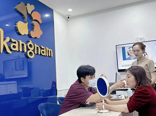Thăm khám với bác sĩ để lựa chọn dáng mũi phù hợp