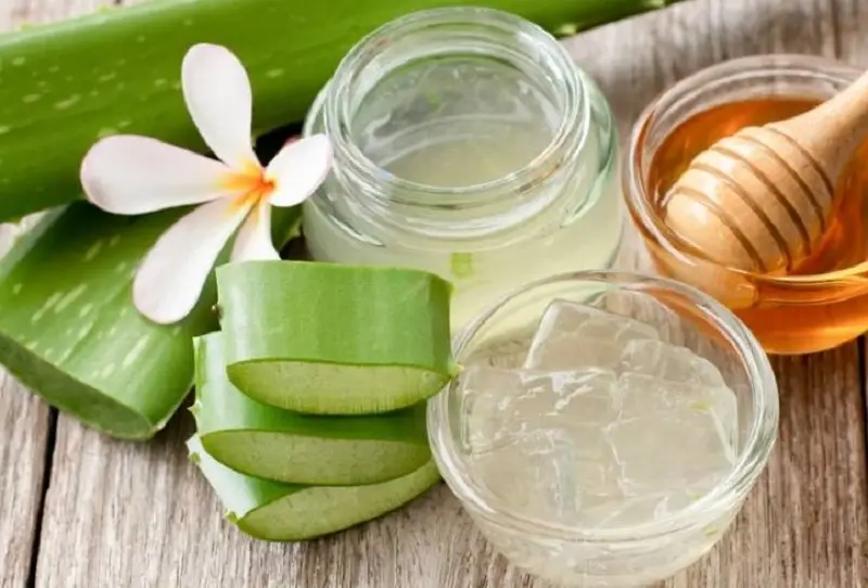 Hỗn hợp gel nha đam và mật ong giúp làm xẹp các vết sẹo lồi
