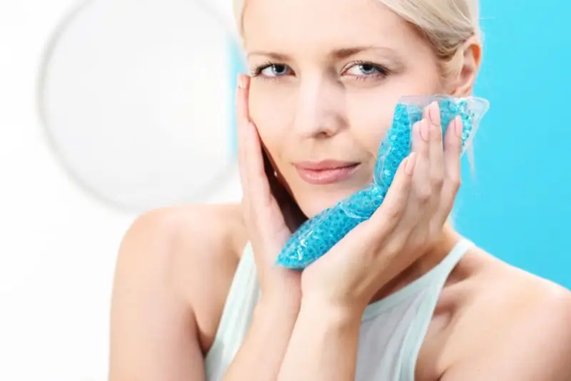 Chườm lạnh giúp giảm sưng sau tiêm filler