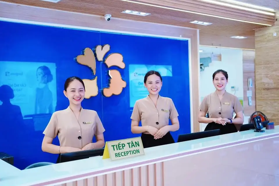 Nhân viên lễ tân nhiệt tình, chu đáo