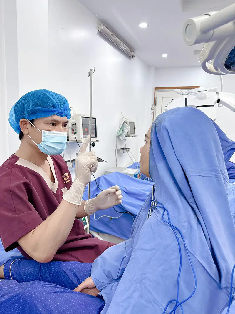 Bác sĩ Lucas Hoàng