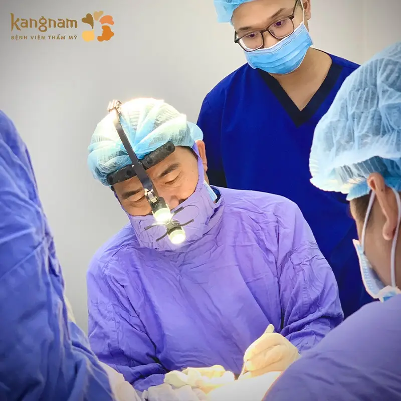 Bác sĩ Felix Trần thường xuyên có lịch thăm khám và phẫu thuật tại Kangnam Đà Nẵng