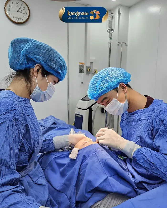 Bác sĩ tỉ mỉ trong từng thao tác phẫu thuật