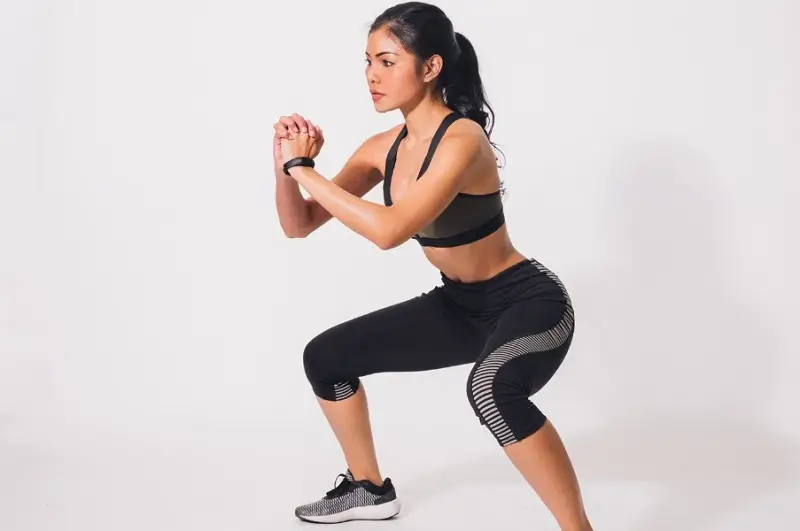 Squat là một trong những bài tập nâng mông hiệu quả cho nữ