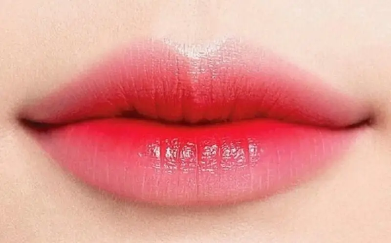 Phun môi màu đỏ hồng mang lại vẻ ngọt ngào, tươi trẻ