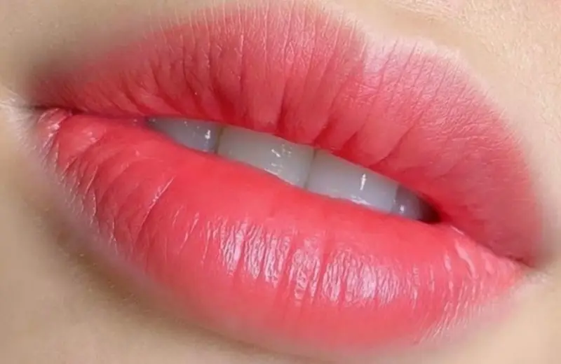 Phun môi màu hồng đào vừa nữ tính vừa tôn da