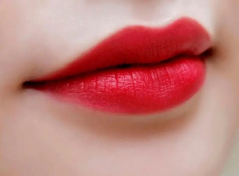 Phun môi màu đỏ ruby giúp làn da sáng màu hơn