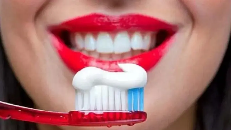 Đánh răng nhẹ nhàng để không gây ảnh hưởng đến môi