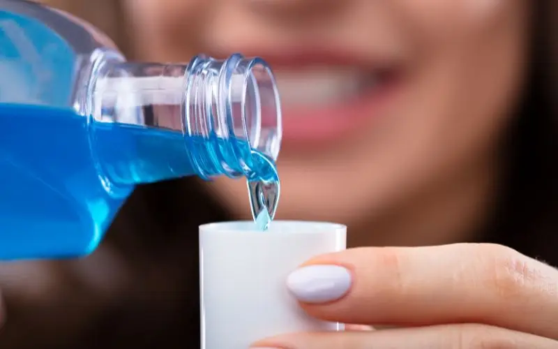 Nên xúc miệng sạch sẽ sau khi phun môi