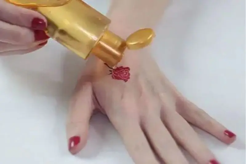 Dùng nước tẩy móng tay