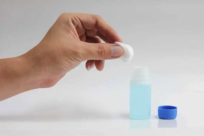 Dùng nước tẩy trang