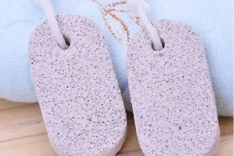 Dùng đá mài chà nhẹ hỗ trợ làm mờ mực dần theo thời gian