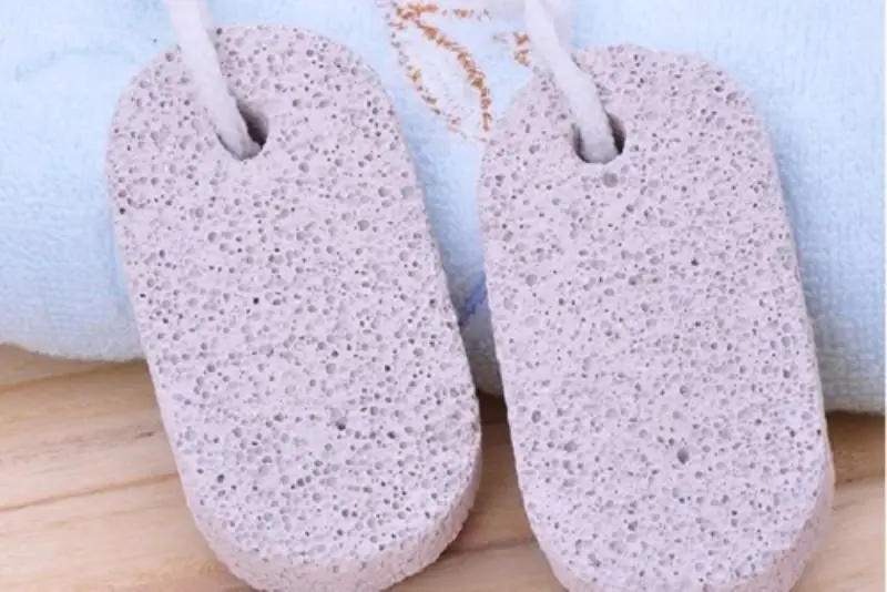 Đá mài có tác dụng loại bỏ các tế bào da cũ và thúc đẩy quá trình tái tạo da mới