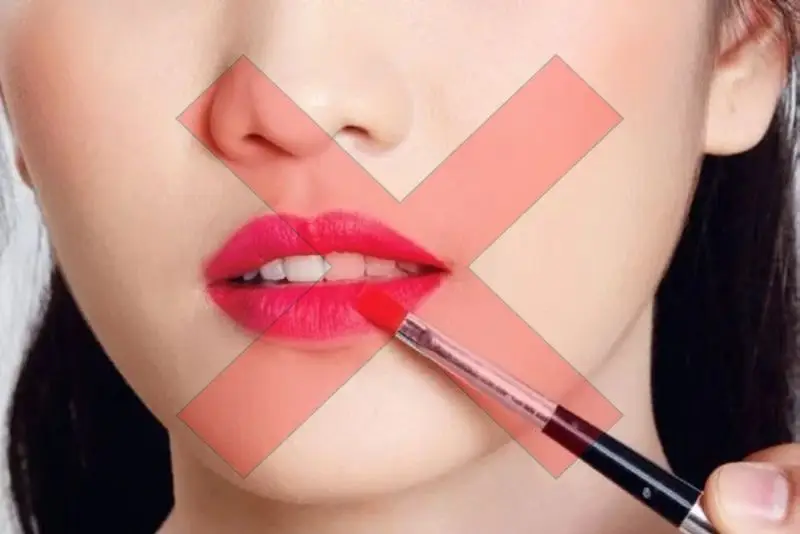 Tránh makeup vùng môi