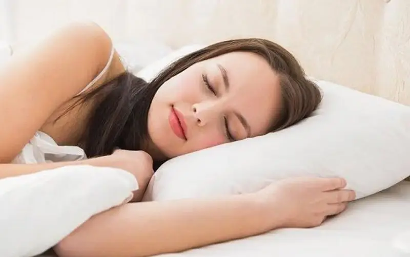 Nằm nghiêng để không gây ảnh hưởng đến vùng mông