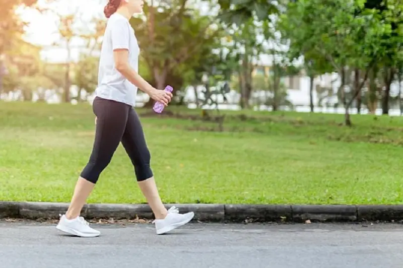 Thực hiện đi bộ sang ngang cũng là cách nâng mông hiệu quả