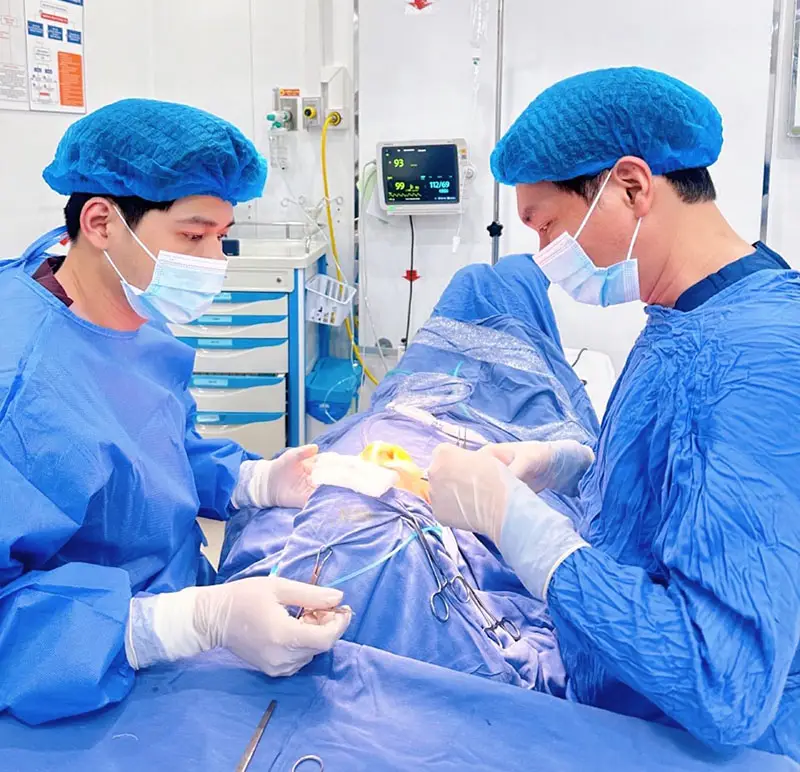 Bác sĩ Raymond Đặng thực hiện nâng mũi