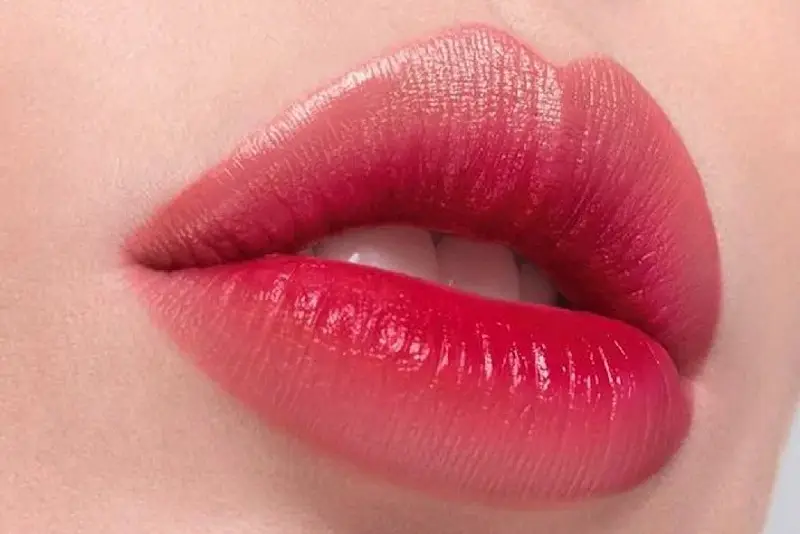 Màu môi đậm, hơi bóng do lớp huyết tương khô lại.