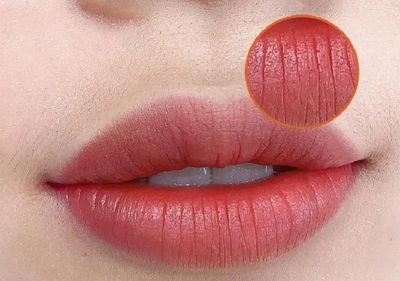 Môi đã khô hơn khi mới phun
