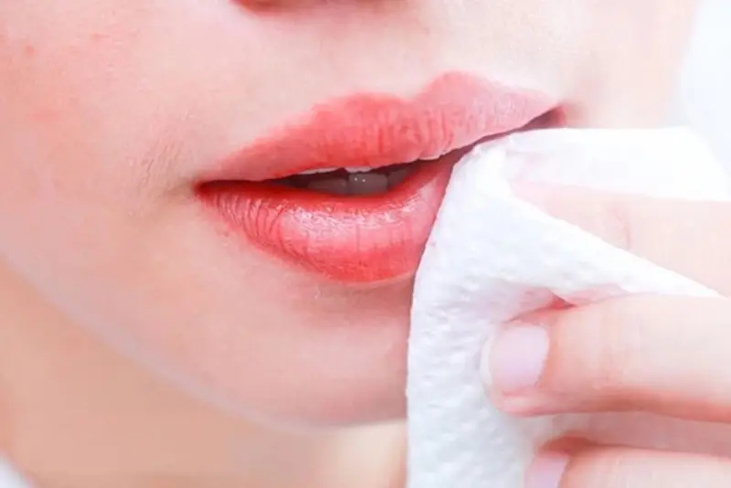 Chị em cần vệ sinh môi sạch sẽ hàng ngày