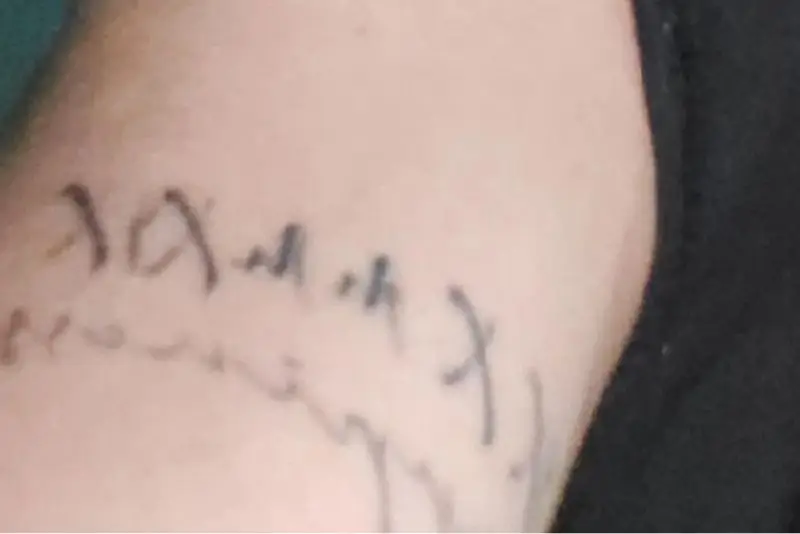 Hình xăm mờ và nhạt màu dần theo thời gian