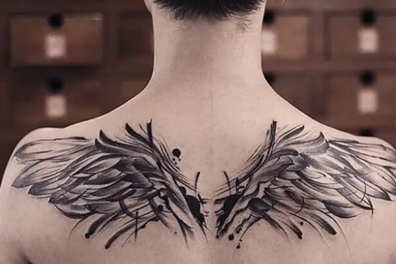 Xăm hình đôi cánh ma mị thể hiện sự bí ẩn