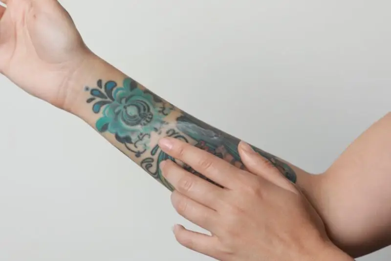 Hình xăm dần hiện rõ nét hơn