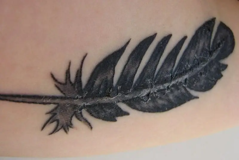 Hình xăm được coi là lành khi không còn đỏ, không sưng tấy