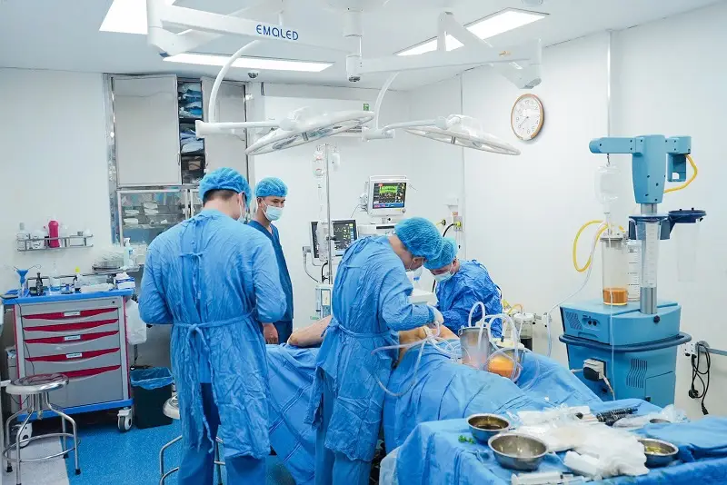 Quá trình hút mỡ và cấy vào mông được thực hiện trong phòng thủ thuật đảm bảo vô trùng