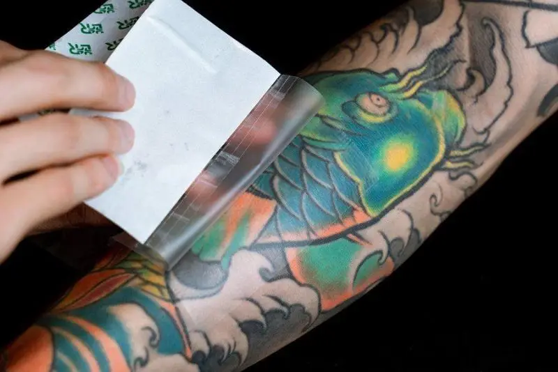 Lớp băng bảo vệ hình xăm