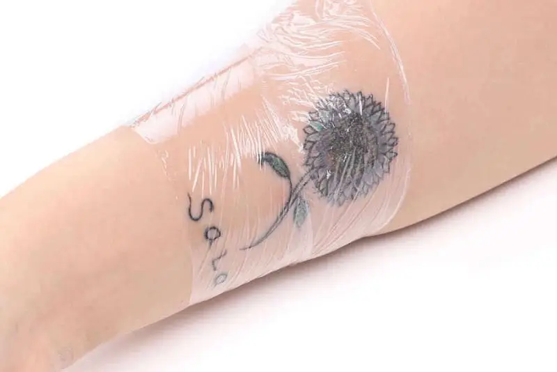 Nên tháo miếng bảo vệ hình xăm sau 3 - 4 giờ