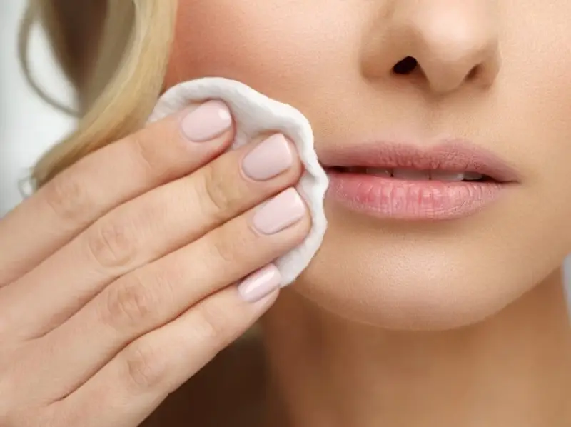 Không vệ sinh môi đúng cách khiến vết thương dễ viêm nhiễm