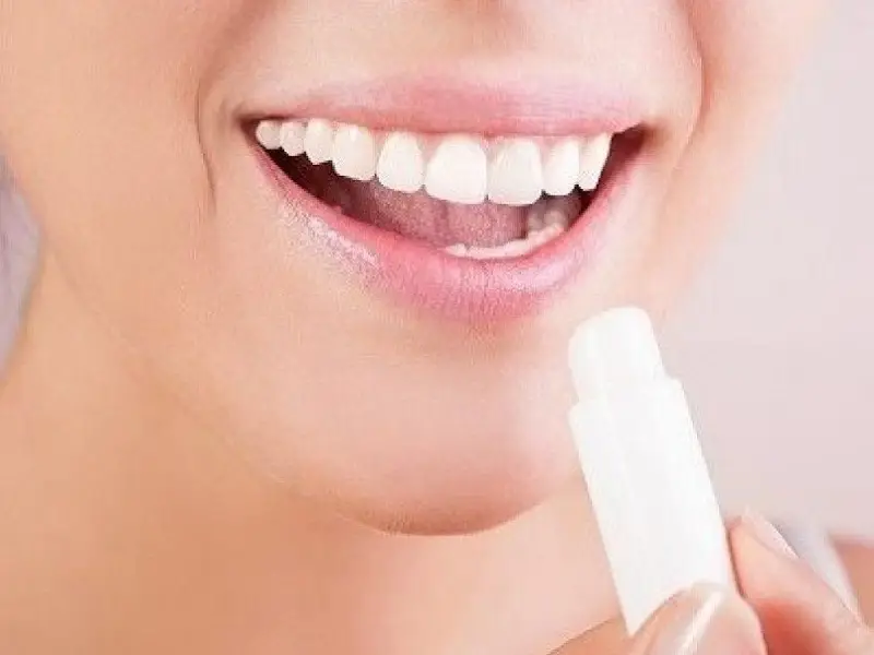 Thoa son dưỡng sau khi môi bong vảy