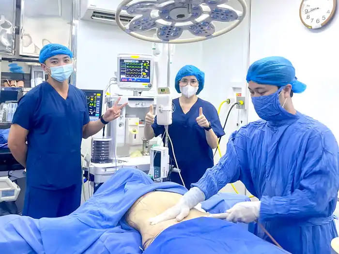 khách thực hiện hút mỡ bụng tại bệnh viện trong phòng vô trùng