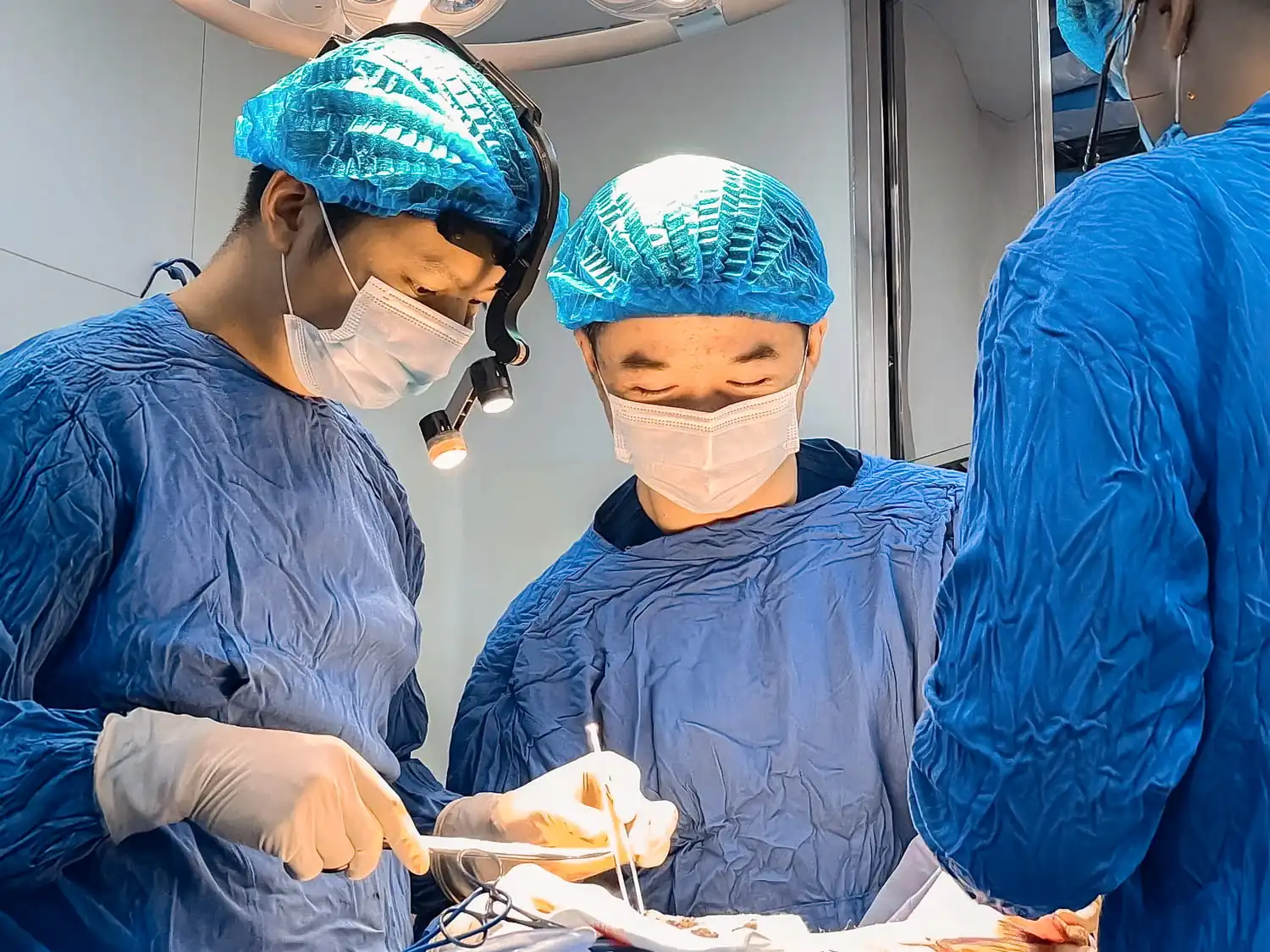 bác sĩ thực hiện nâng ngực trong phòng vô trùng tại bệnh viện Kangnam