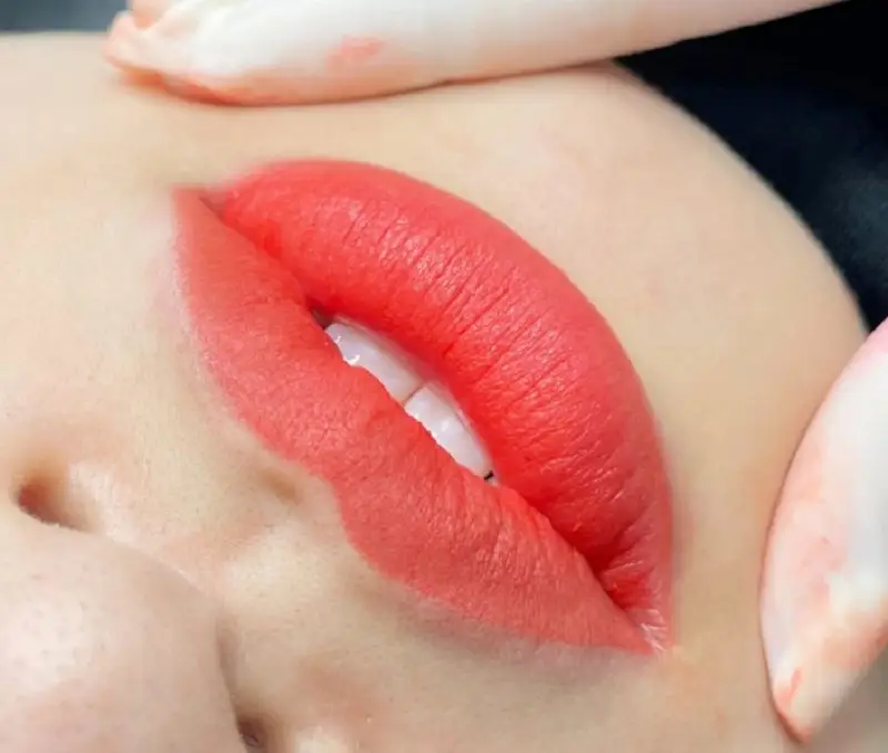 Nên cai sữa bé xong mới nên phun môi