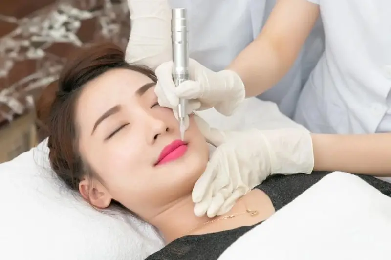 Phun Collagen giúp đôi môi mềm mại, căng bóng